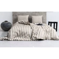 Blok Strib Sengetøj, Mud/ Off White, 140x220 Cm 11 Blok Strib Sengetøj, Mud/ Off White, 140x220 Cm -Salling Butik 200111119 220111119 satin block strib 3 cm mud off white 10