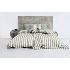 Blok Strib Sengetøj, Grøn/ Off White, 140x200 Cm 10 Blok Strib Sengetøj, Grøn/ Off White, 140x200 Cm -Salling Butik 200111152 220111152 satin block strib 3 cm dusty green off white 10 1