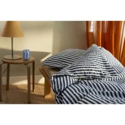 Juna Bæk&Bølge Lines Sengesæt, Mørkeblå/ Hvid, 140x220 Cm 8 Juna Bæk&Bølge Lines Sengesæt, Mørkeblå/ Hvid, 140x220 Cm -Salling Butik 2022 636830 636646 636831 636647 636284 01 2