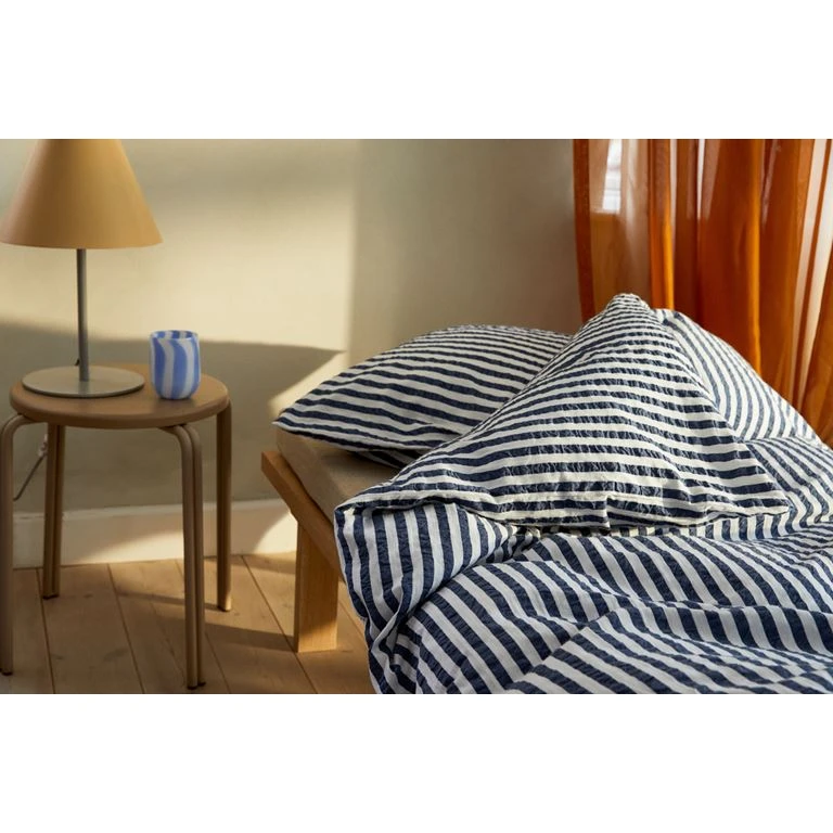 Juna Bæk&Bølge Lines Sengesæt, Mørkeblå/ Hvid, 140x220 Cm 4 Juna Bæk&Bølge Lines Sengesæt, Mørkeblå/ Hvid, 140x220 Cm - Billede 4