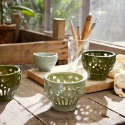 Kähler Orangery Fyrfadsstage, Green Garden 21 Kähler Orangery Fyrfadsstage, Green Garden -Salling Butik 2023 691203 691207 01 2