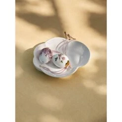 Royal Copenhagen Påskeæg Med Rødkløverknop 5 Royal Copenhagen Påskeæg Med Rødkløverknop -Salling Butik spring 2023 easter egg red clower buds and petals 6cm white element dish 19cm 300dpi 5705140742159 5705140720546 5705140742104 5705140742098 1